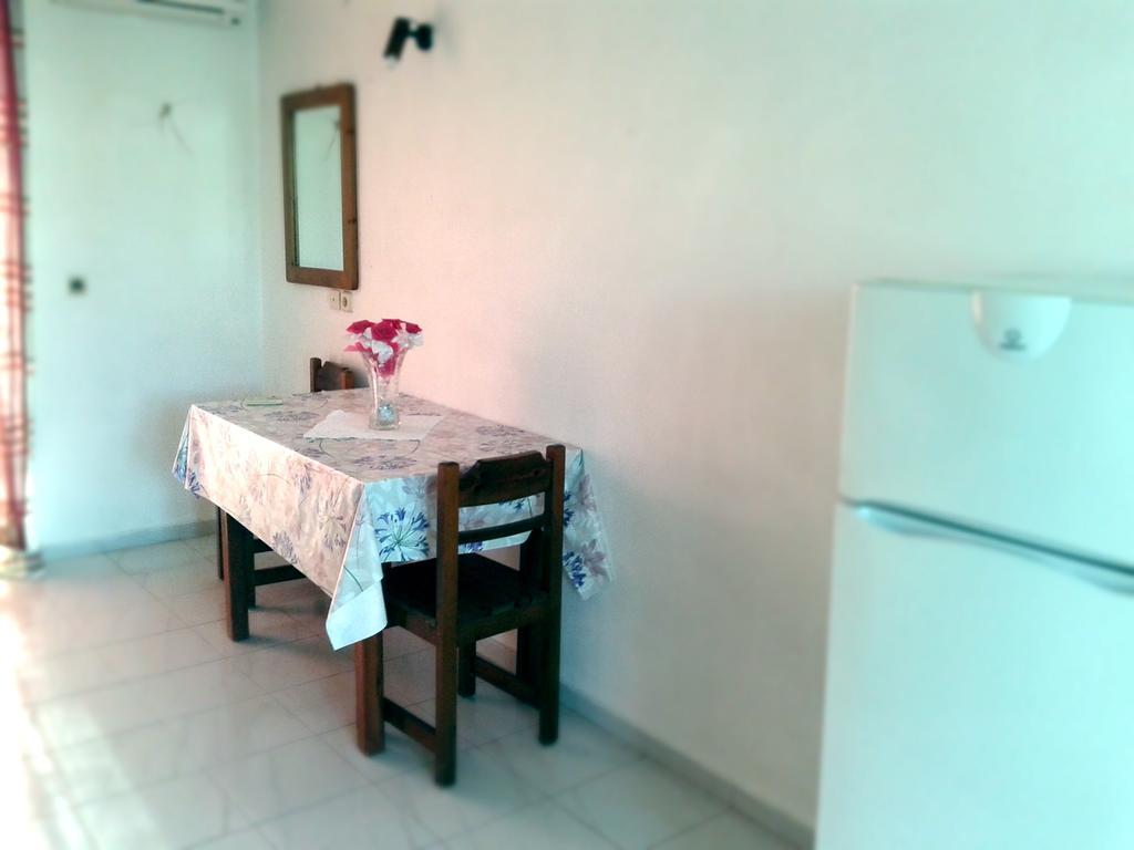 Merryland Studios & Apartments Kremastí Zimmer foto